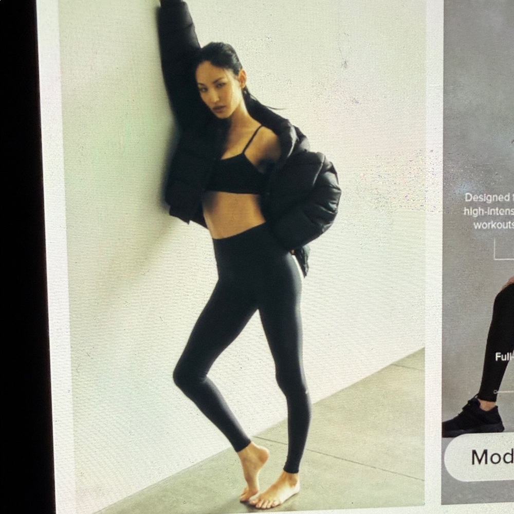 ALO High Waist Airlift Leggings
Black Medium